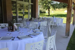 Apéritif servi sur la terrasse couverte face au parc