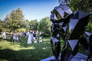 Famille réunie autour d'une table de fête dans le jardin des Lauriers de la Bastide