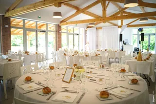 La salle de caractère dressée pour un banquet de mariage
