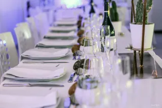 Salle aménagée pour une réunion et diner de gala aux Lauriers de la Bastide, près de Toulouse
