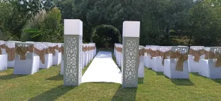 Cérémonie laïque installée en extérieur, sous les arbres du parc